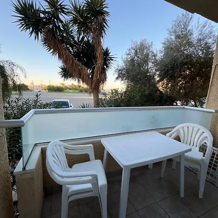 Makenzie 2 First Line Хостел *