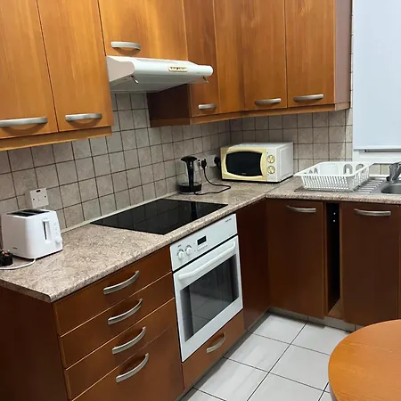 Makenzie 2 First Line Ostello