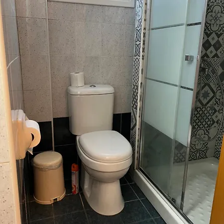 Hostel Makenzie 2 First Line Larnaca