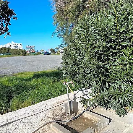 Makenzie 2 First Line Hostel Larnaca