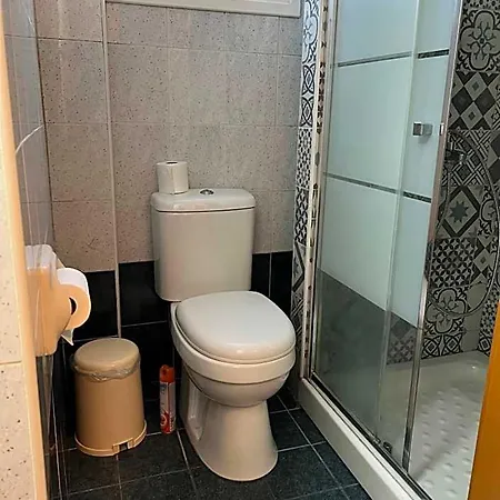 Hostel Makenzie 2 First Line Larnaca