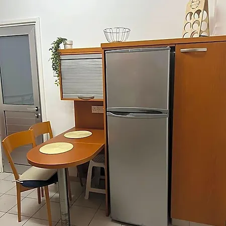 Hostel Makenzie 2 First Line Larnaca