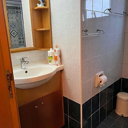 Makenzie 2 First Line Hostel Larnaca
