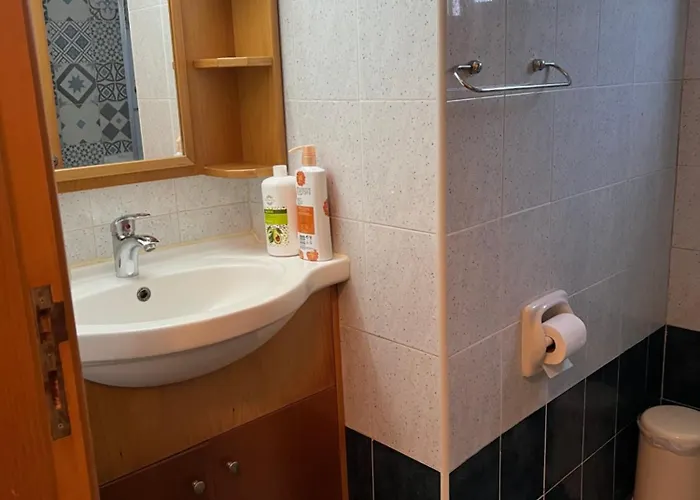 Makenzie 2 First Line Hostel Larnaca